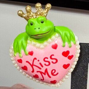 Vintage Kiss Me Frog Prince Heart Pin Brooch • Fun World